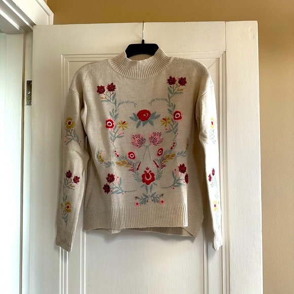 Mock-neck tan sweater with colorful embroidered flowers - Size S - Picture 1 of 4